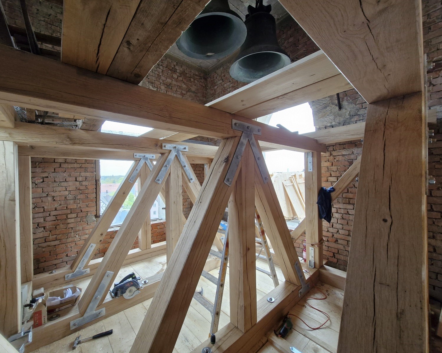 Kirche St Jakob in Feucht: Glockenstuhl und Balkenlage im Turm